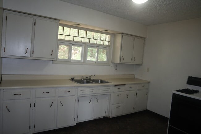 Building Photo - 629 Woodlawn Ave