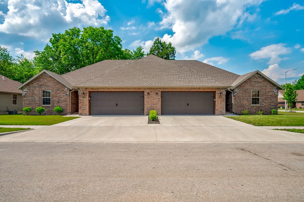 Foto principal - 3 BED, 2 BATH, 2 CAR GARAGE DUPLEX - Avail...