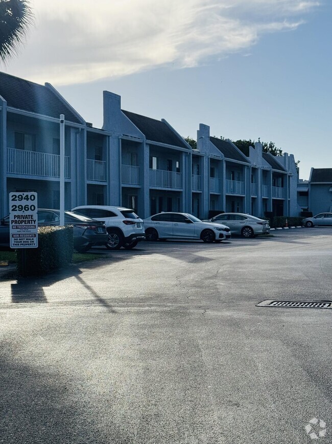 Building Photo - 2940 SW 22nd Ave