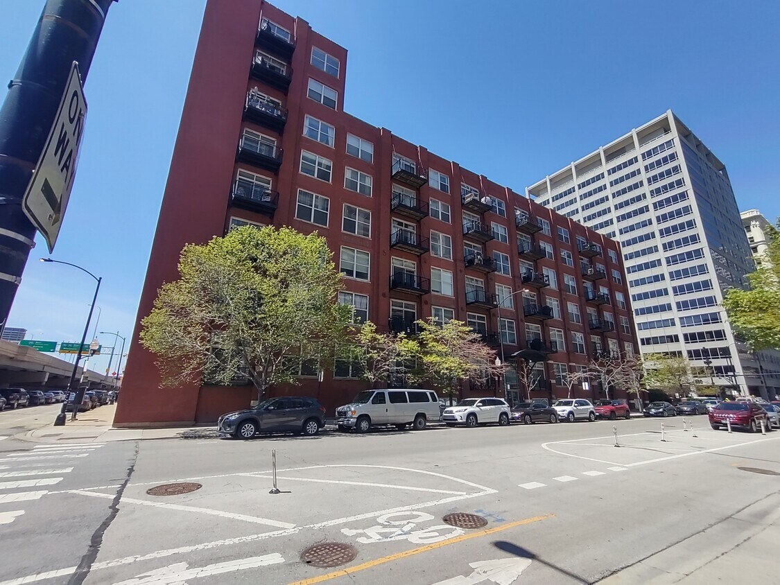 420 S Clinton St Unit 802, Chicago, IL 60607 Condo for Rent in Chicago, IL