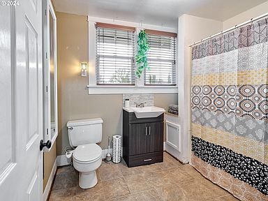 Building Photo - Beautiful three-level condominium in a qui...