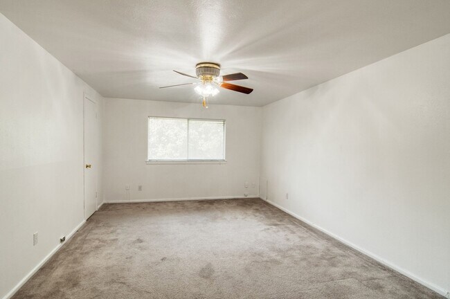 Building Photo - 9023 Pinewood Dr