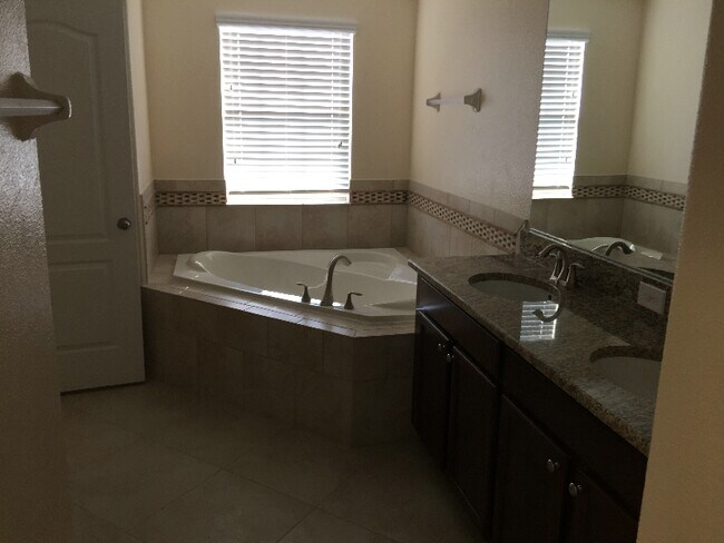 Building Photo - 6869 Sundrop St