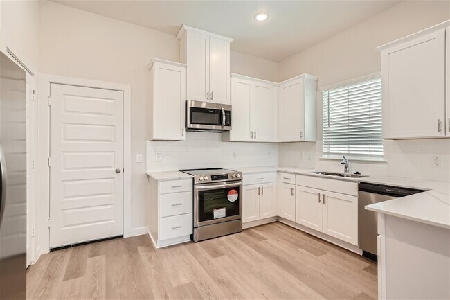 Building Photo - 33110 Willow Hts Ln