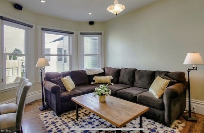 Building Photo - 4 br, 1 bath House - 10 Cumberland St