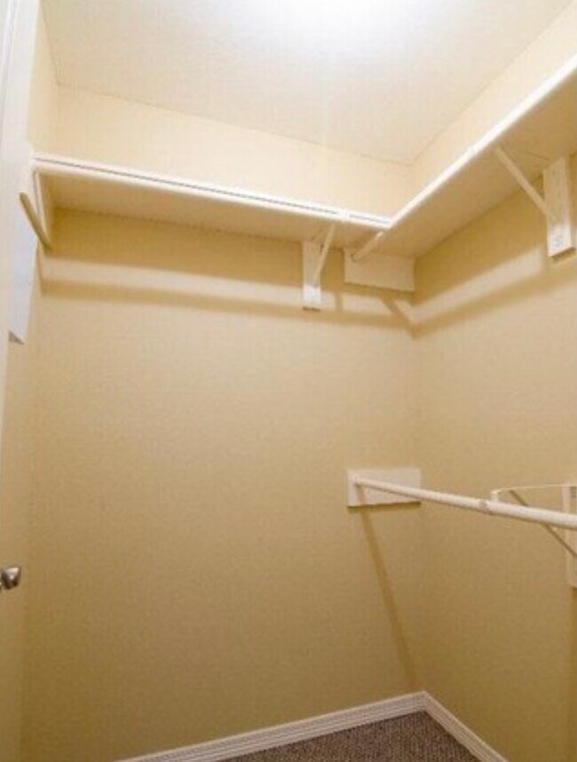 CLOSET - 1309 W Kiwi Ave
