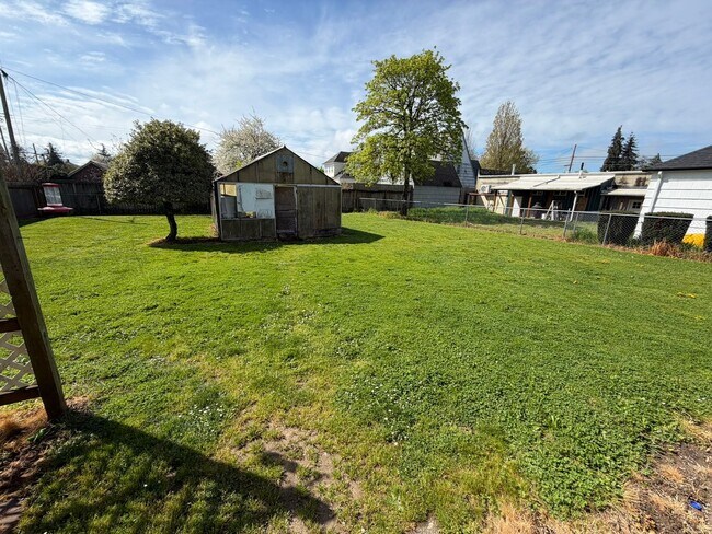 Foto del edificio - Charming 3 Bedroom with a Large Fenced Yard!