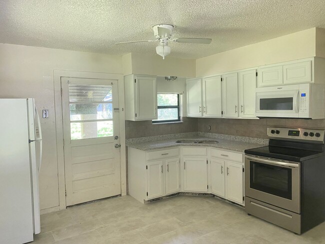 Building Photo - 2/1 House In Belleview!