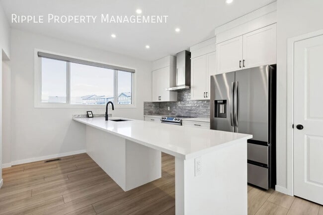 Building Photo - AMAZING 2 BEDS/ 2 BATHS UPPER UNIT ONLY!