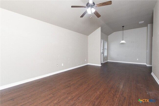 Foto del edificio - 502 Sladecek Dr