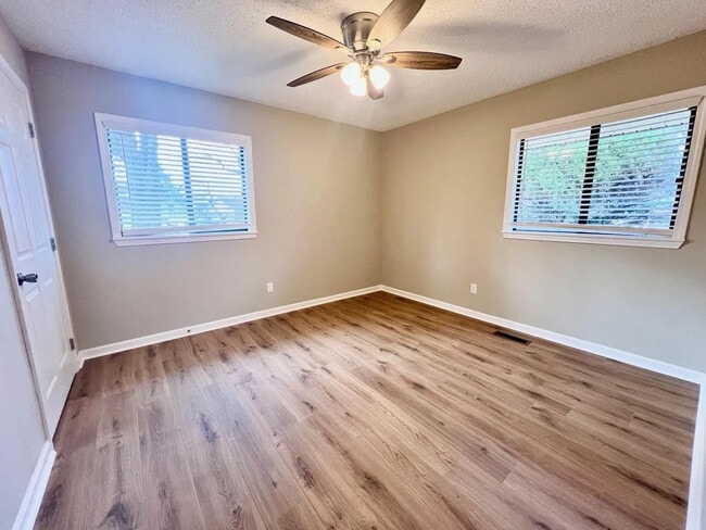 Building Photo - 848 Southview Dr