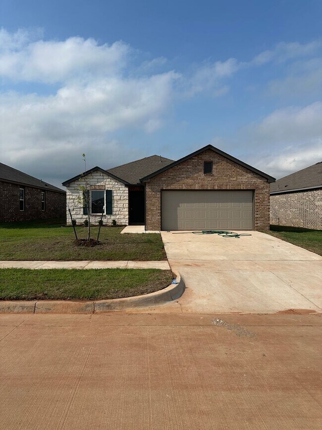 Foto del edificio - *FREE Rent + Amazon CASH!* BRAND NEW Three Bedroom | Two Bath Home in Tuttle