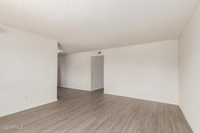 Foto del edificio - 2434 E Maryland Dr