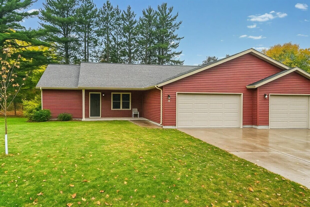 Foto principal - Large Modern 2022 Built 2 Bedroom, 2 Bathroom Accessible Twinhome with 2 Car Attached Garage! - 5...