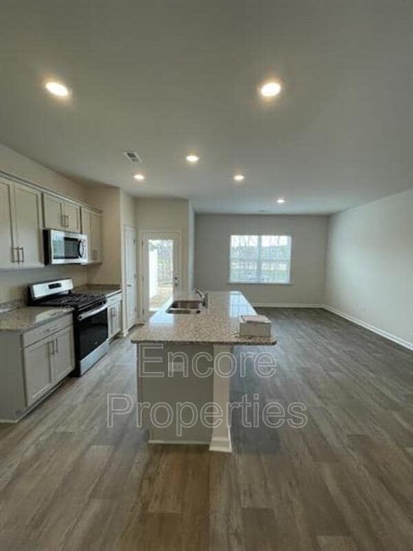Building Photo - 347 David Hill Dr