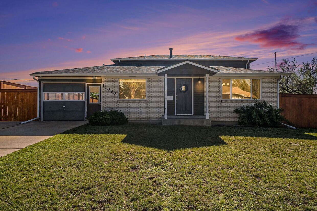 Foto principal - Spacious Home and a Hobbyist Dream w/Large...