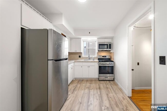 Building Photo - 209 8th St