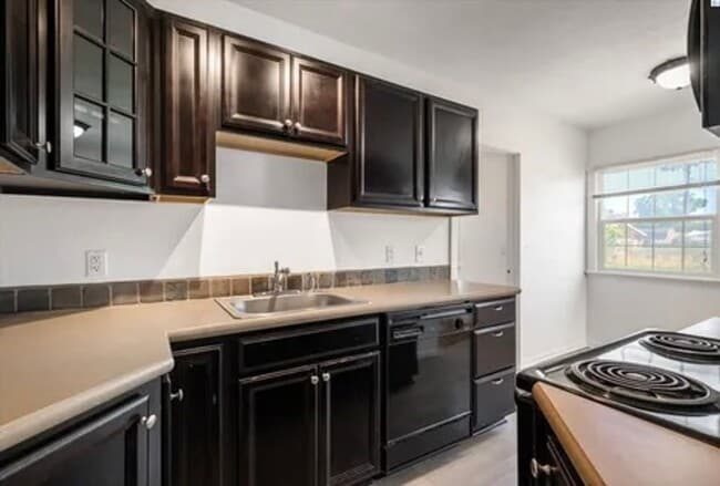 Building Photo - Charming 2 Bedroom Home with Fenced Backyard in Central Kennewick!
