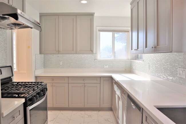 Building Photo - 169 W Le Roy Ave