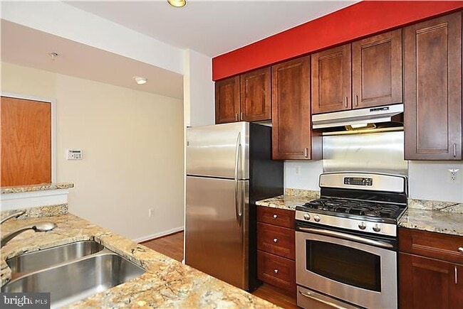 Building Photo - 1015 H St NE