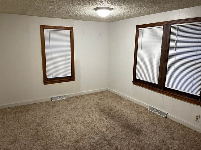 Building Photo - $775 - 2 bed 1 bath - Single Family Home