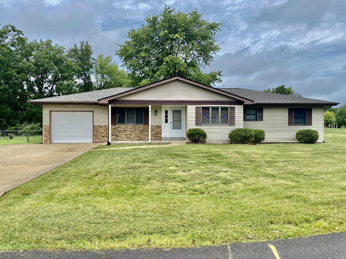 Foto principal - 2 W Crestview Dr