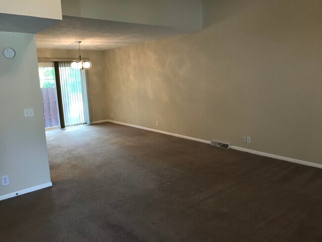 Recién pintado en toda la primera y segunda planta - 12063 Burdette Cir