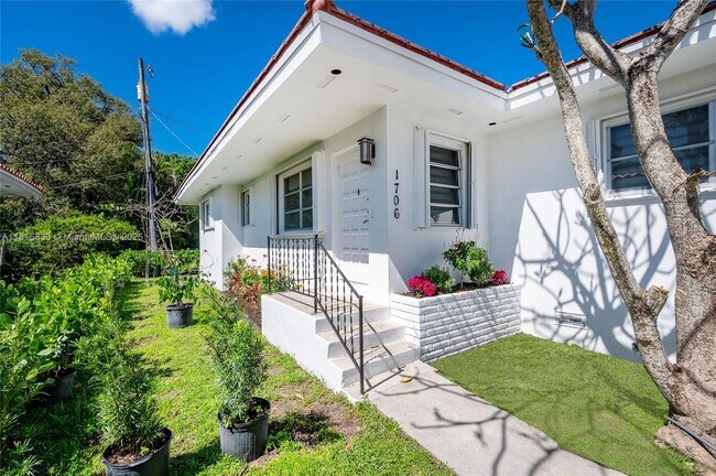 Building Photo - 1704 S Le Jeune Rd