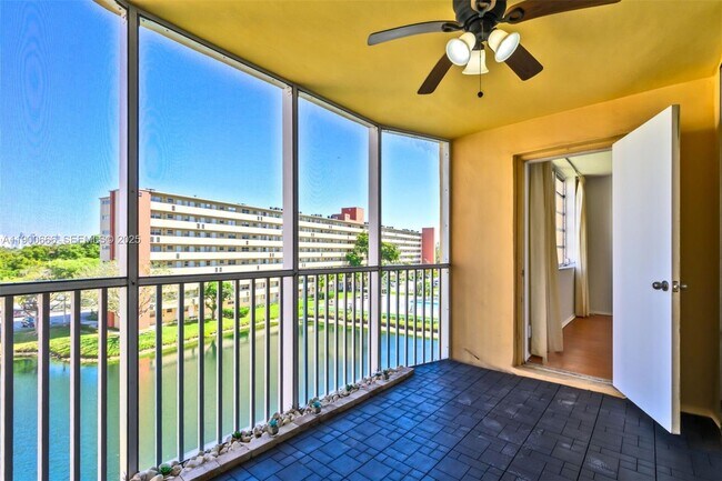 Foto del edificio - 1770 NE 191st St