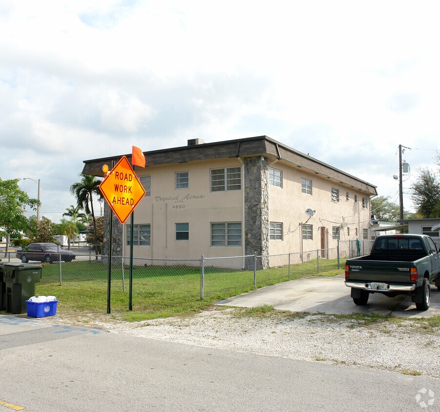 Building Photo - 4850 SW 26th Ave