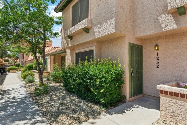 Building Photo - 4901 E Kelton Ln