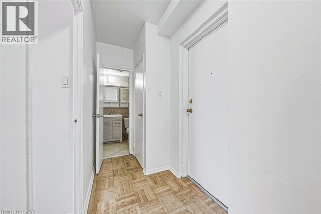 Photo du bâtiment - 325A JAMES Street S Unit# 401