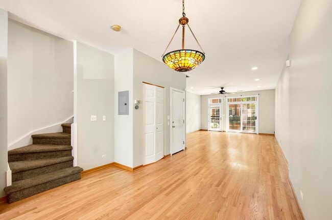 Building Photo - SOUTH LOOP - Gorgeous 3BD/2BTH Townhouse in gated community!