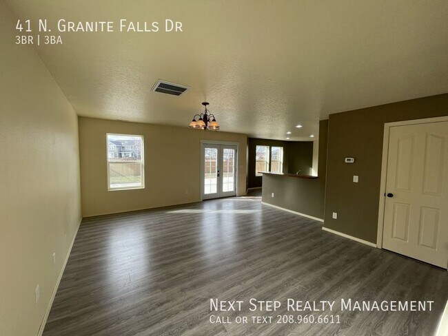 Building Photo - 3 Bed 2.5 Bath in Nampa
