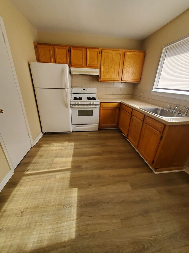 Building Photo - Absolutely Adorable two bedroom is move in...