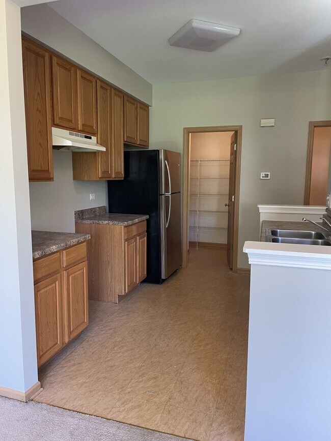 Foto del edificio - 160 Concord Dr S