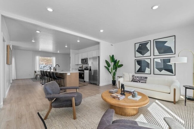 Building Photo - 537 E Levengrove Dr