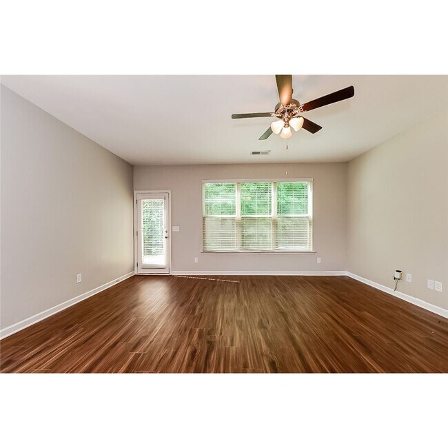 Building Photo - 304 Nutwood Trce