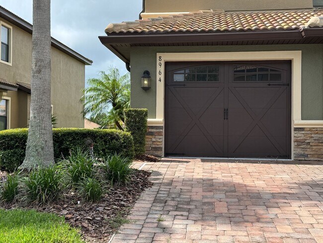 Foto del edificio - AVAILABLE NOW!!! Beautiful RENOVATED 2 Bedroom, 2 Bath Townhome in Davenport! Washer & Dryer INCL...