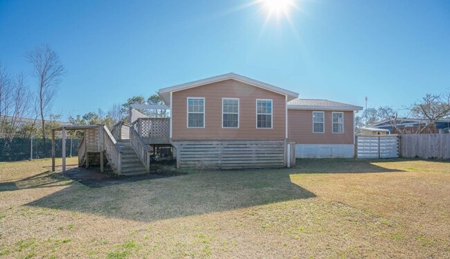 Building Photo - Southport Home With Fences In Yard
