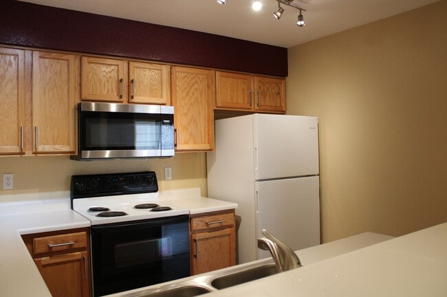 Building Photo - Stunning Modern 2 Bedroom Condo