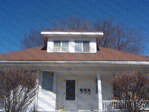 Building Photo - 1201 E Walnut St