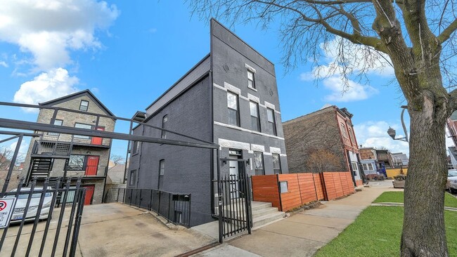 Building Photo - 2704 W 24th Pl
