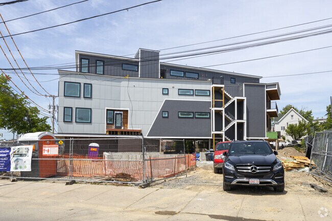 Building Photo - Cloverleaf Condominiums