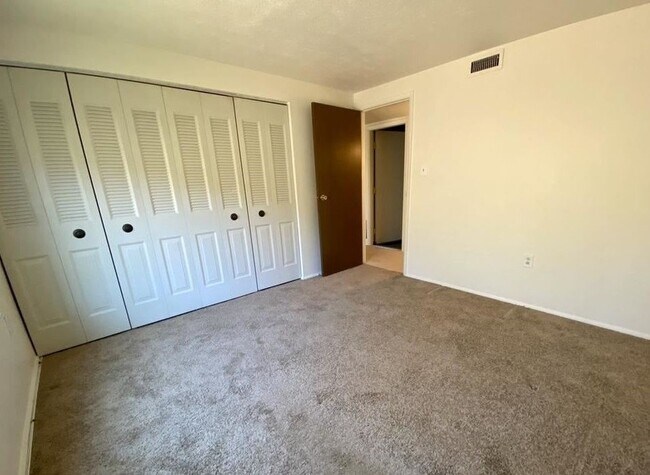 Foto del edificio - "Charming 2-Bed Condo Retreat with Modern Comfort in Imperial, PA!"