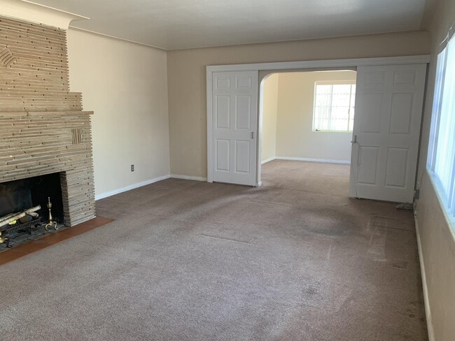 Building Photo - 2504 E Monte Vista Dr