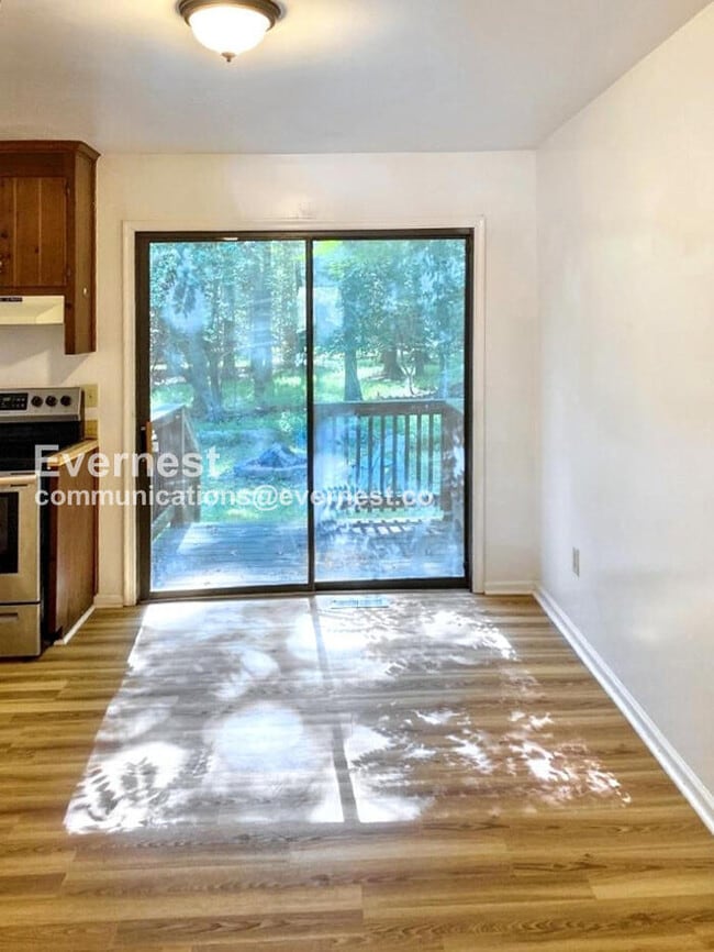 Foto del edificio - 532D Neck-O-Land Rd