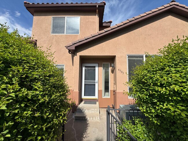 Building Photo - Spacious townhome with great views