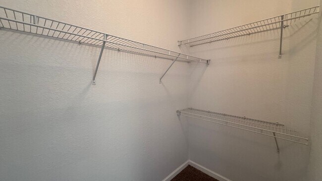 Foto del edificio - Gated Community Condo Now Available! LOW C...