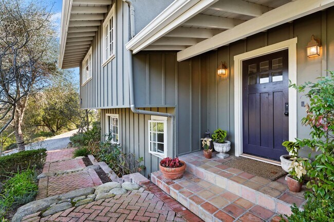 Foto del edificio - Charming 4 bed, 3 bath Craftsman home in a...